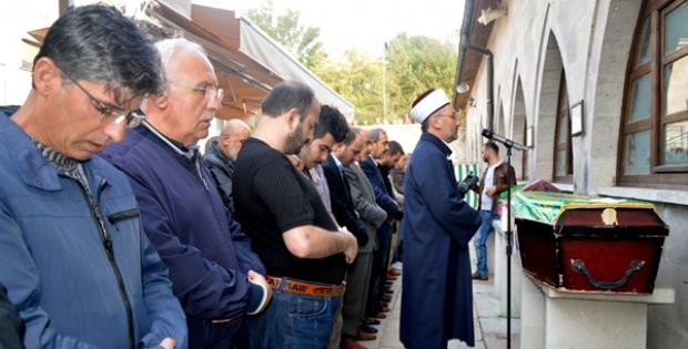 Yüceyurtsporda uzun bir dönem antrenörlük yapan ve Sivas amatör sporlarının sevilen ismi Yasin Aydın son yolculuğuna uğurlandıSivasın sevilen siması Yasin hoca sevenleri arasında son yolculuğuna uğurlandı.
