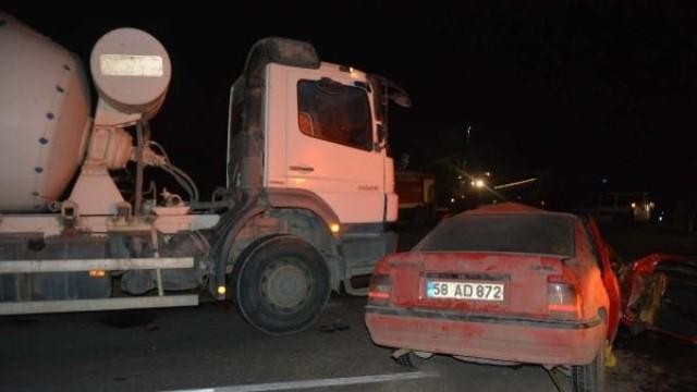 Yıldızeli`nde Trafik Kazası: 3 Yaralı