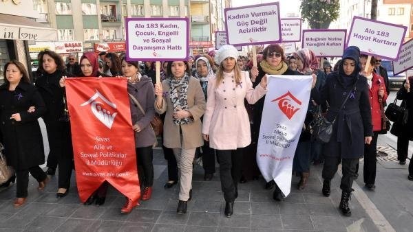 Kadına Yönelik Şiddete `Dur` Demek İçin Yürüdüler