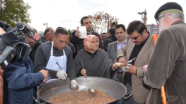 Sağlık-Sen aşure dağıttı