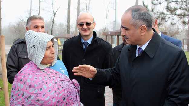 Başkan Aydından, geçici işçilere kışlık ayakkabı ve mont sözü