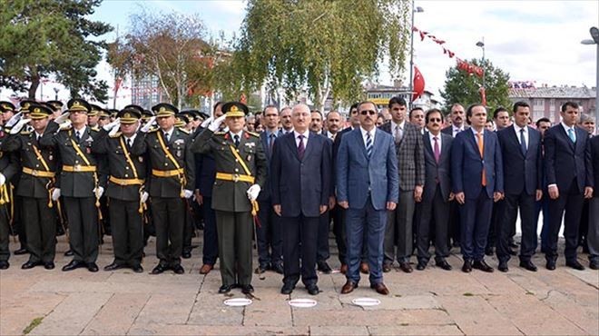 Atatürk anıtına çelenk sunuldu