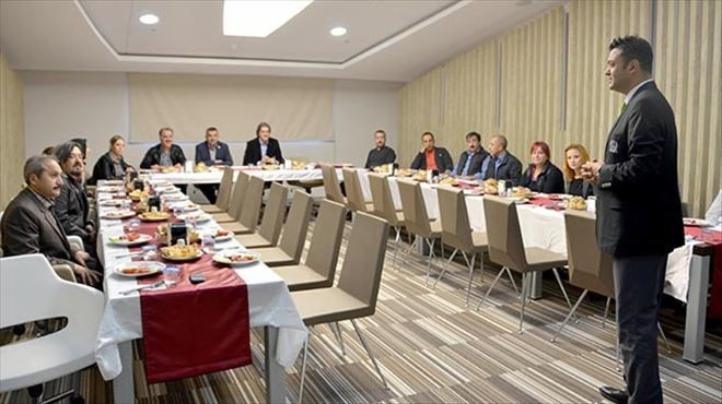 Berberlere saç ekimi anlatıldı