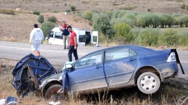 Sivas´ta Minibüs ile Otomobil Çarpıştı: 1 Ölü, 9 Yaralı