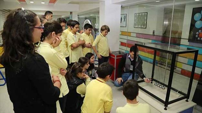 Öğrenciler bilimsel çalışmaları inceliyor
