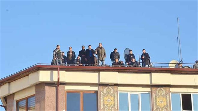 Ücret Alamayan Demir-çelik İşçileri Eylem İçin Çatıya Çıktı
