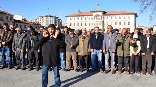 Meydanda gıyabi namaz
