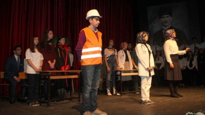Göreve Yeni Başlayan Öğretmenler, Türk Bayrağına El Koyarak Yemin Etti