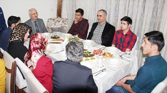 VALİ VE BELEDİYE BAŞKANI ÇOCUKLARLA BİR ARAYA GELDİ