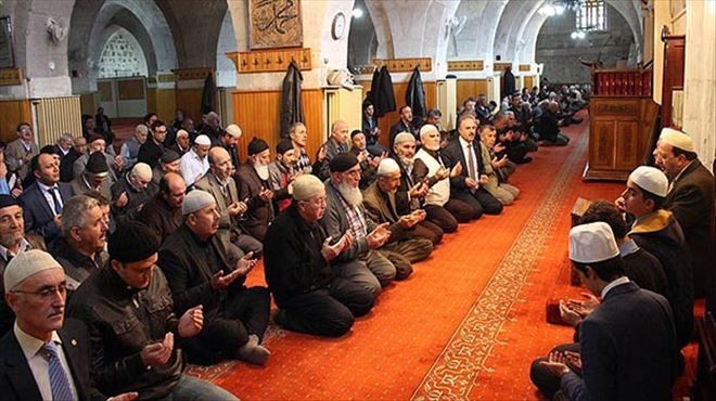 Öğretmenlerine hatim hediye ettiler