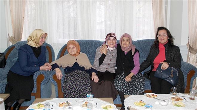 Protokol eşlerinden huzurevine ziyaret
