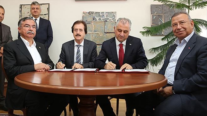 CÜ bütün üniversitelere çalım attı