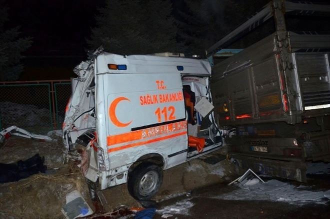 Kazaya Müdahale Eden Ekibe TIR Çarptı: 2 Ölü, 6 Yaralı