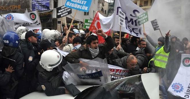 Ücret Eylemi Yapan Demir Çelik İşçilerine Polisten Sert Müdahale
