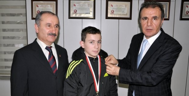 Şampiyon, Altınla Ödüllendirildi