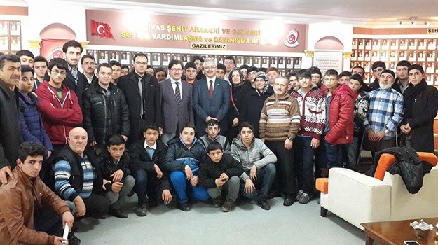 Öncü Gençlerden Şehit Ailelerine Ziyaret