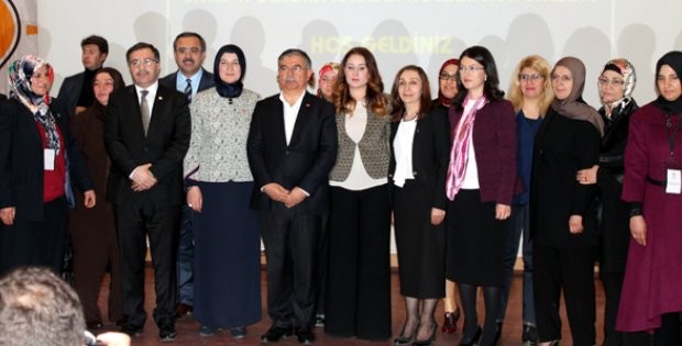 Siyasetin Kadın Nezaketine İhtiyacı Var