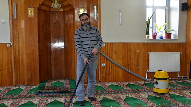 Cezasını cami temizleyerek çekiyor