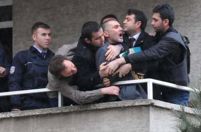 Sivas Bıçaklı Şizofren Hastasına Polis Müdahalesi