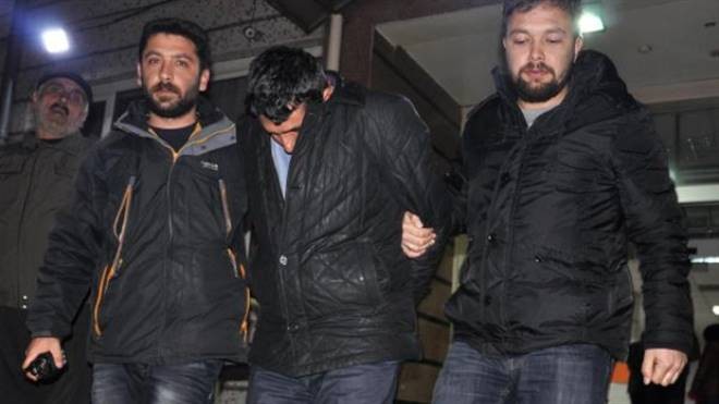 Kendini Polis Olarak Tanıtan Dolandırıcı Yakalandı