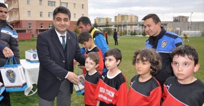 Polisler, Sevgi Evlerindeki Çocuklarla Futbol Oynadı