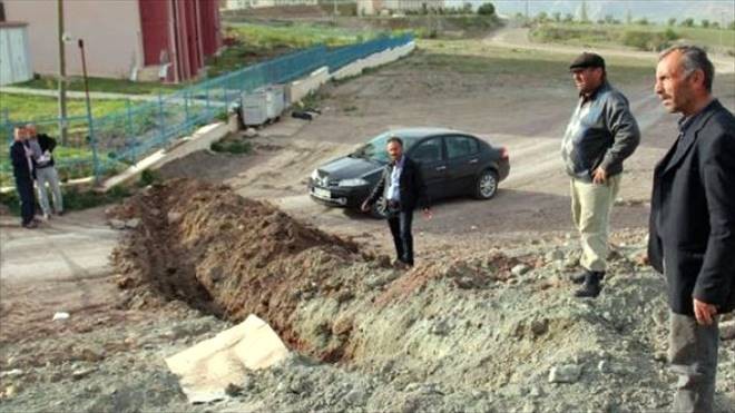 Arsasından Geçen Mahalle Yolunu Kepçeyle Kazdırıp Kapattı