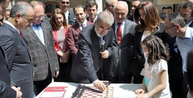 SATRANÇTA İLK HAMLE BAKANDAN