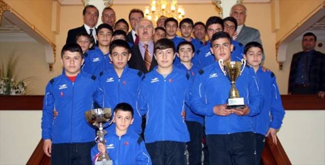 Vali Güreşçileri Altınla Ödüllendirdi