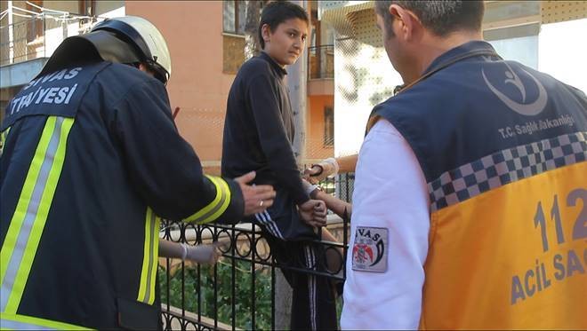 Duvardan atlayan çocuğun bacağına korkuluk demiri saplandı
