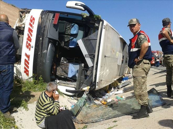 Yolcu otobüsü şarampole devrildi: 39 yaralı
