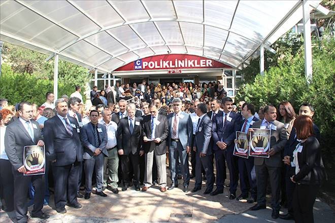 Sağlıkçılar şiddeti protesto etti