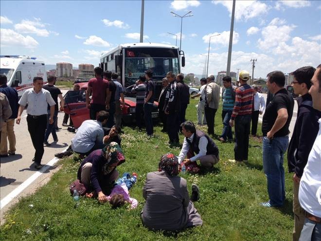 Otobüs, otomobille çarpıştı: 1 ölü, 5 yaralı