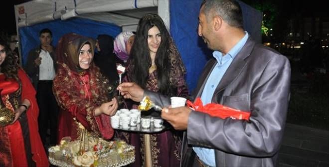 Horoz Şekeri ve Şerbet Dağıttılar