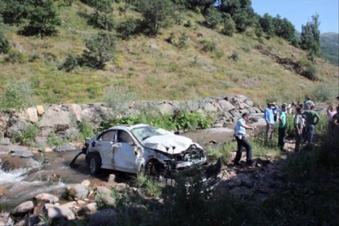 Otomobil Dereye Devrildi: 2 Ölü, 4 Yaralı
