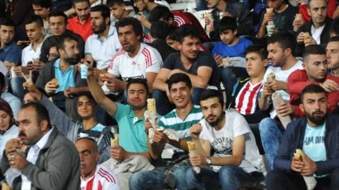 Tribünde İftar