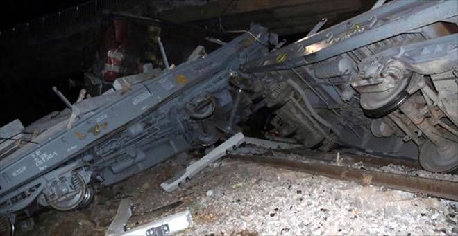 Sivas´ta 2 Yük Treni Çarpıştı: 1 Ölü, 1 Yaralı