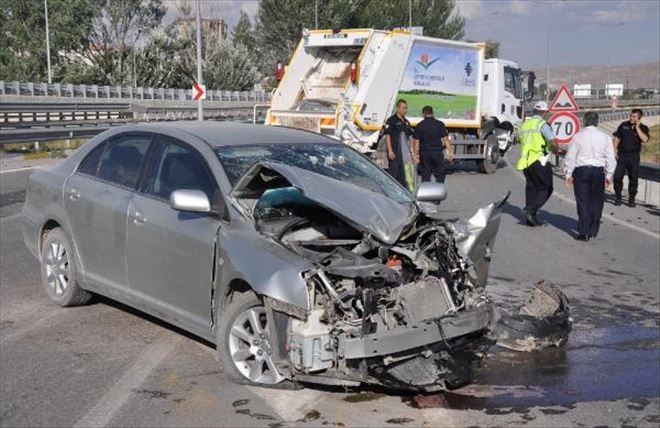 Çöp Kamyonu ile Otomobil Çarpıştı: 4´ü Çocuk 5 Yaralı