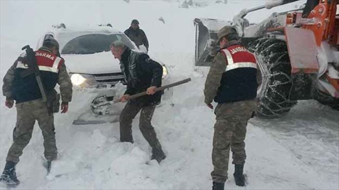 Kaymakamın aracını Jandarma kurtardı