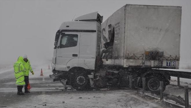 Sivas - Tır´a Saplanan Bariyeri Afad Ekibi Çıkardı