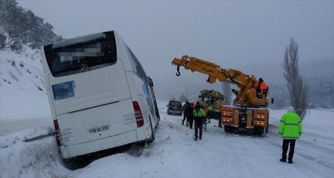 Yolcu Otobüsü Yan Yattı: 3 Yaralı