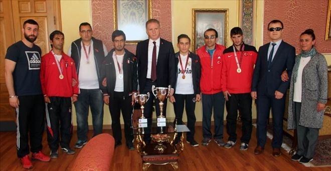 Vali Davut Gül, Sporcuları Altınla Ödüllendirdi