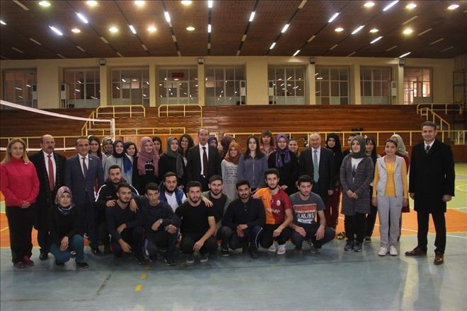 REKTÖR, CÜ´DEKİ SPOR SALONLARINI GEZDİ