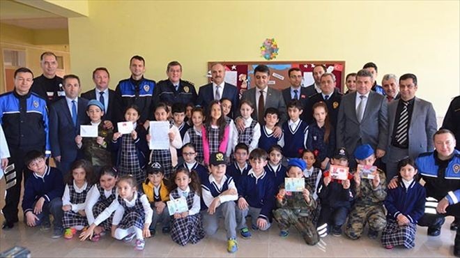 Öğrencilerden Terörle Mücadele Eden Güvenlik Güçlerine Moral Mektubu