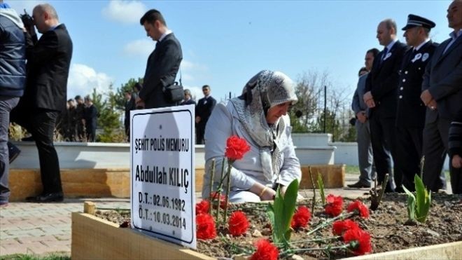 Aileler, Şehit Polislerin Mezarlarını Gül Suyu ile Yıkadı