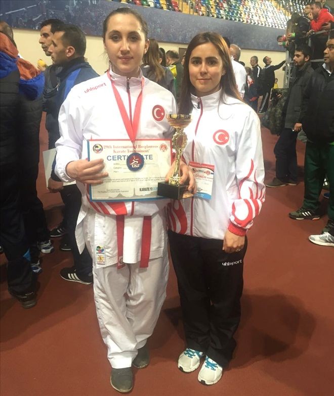 Senanur Genç madalya ile döndü
