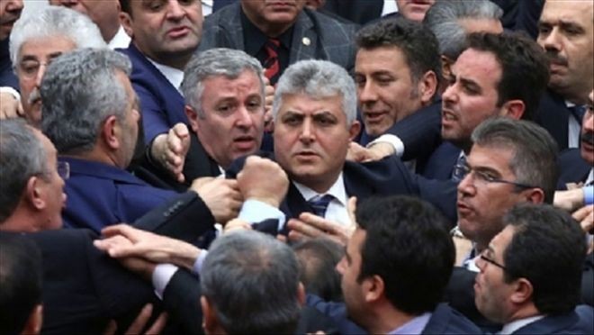 Meclis´te Vekiller Birbirine Girdi, Yumruklar Havaya Kalktı