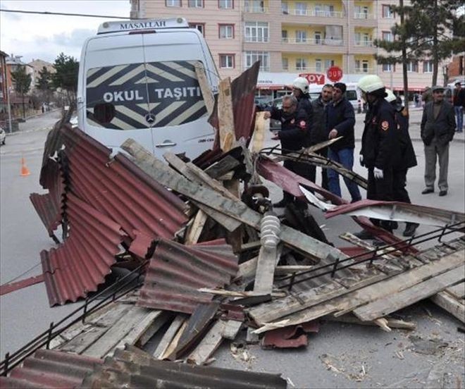 Şiddetli Rüzgârda Çatıdan Kopan Pançalar 3 Araca Hasar Verdi