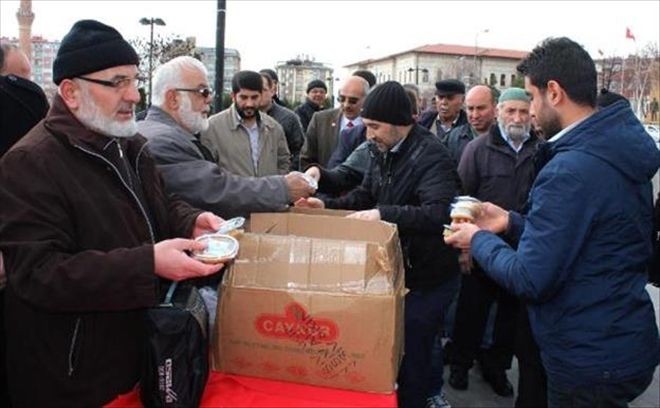 Sivas´ta Necmettin Erbakan İçin Helva Dağıtıldı