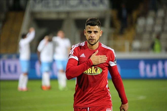 Cicinho´nun Tedavisi Devam Ediyor
