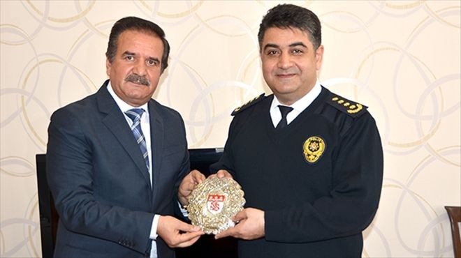 TSYD İl Temsilciliğinden Müdür Çalışkan´a plaket